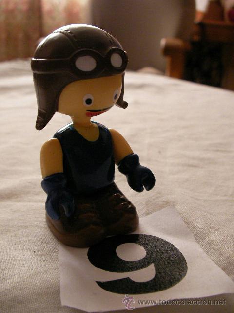 Figuras de Goma y PVC: MU&Ntilde;ECO CON CASCO DE CARRERAS - ENVIO GRATIS A ESPA&Ntilde;A