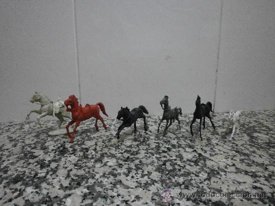 Figurines en Caoutchouc et PVC: 5  ANTIGUAS FIGURAS CABALLOS. GOMA O PVC.