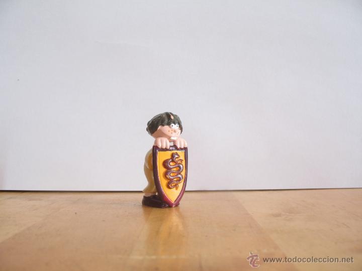Figurines en Caoutchouc et PVC: KINDER SORPRESA MPG C-23 Gaspart Personaje escudero divertido con escudo emblema de serpiente
