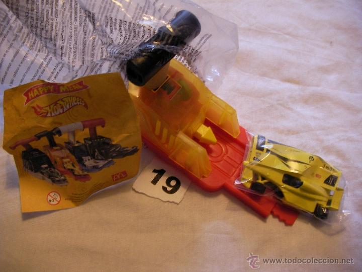 Rubber and PVC Figures: LANZADERA CON COCHE DE HOTWELS