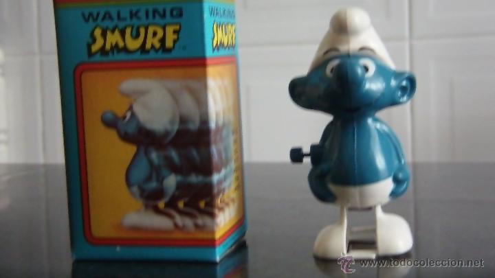Figuras de Goma y PVC: PITUFO CON SU CAJA DE PLASTICO DURO EL MECANISMO NO FUNCIONA