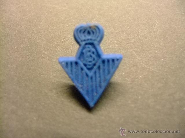 Figuras de goma y PVC: PIN  DE PLASTICO PIPAS CHURRUCA ESCUDO - Foto 1