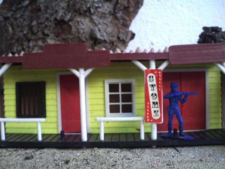 Figuras de goma y PVC: poblado del oeste con soldado - Foto 1