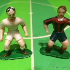 Figuras de Goma y PVC: DOS FUTBOLISTAS ANTIGUOS DE PLASTICO F.C BARCELONA Y REAL MADRID - FIGURITAS.