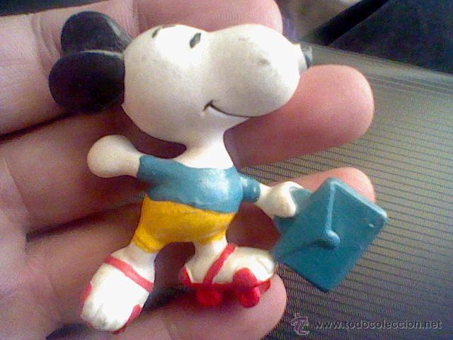 Rubber and PVC Figures: Snoopy patinando con cartera  pintado a mano aprox 6 cm escrito united feature 1958 66