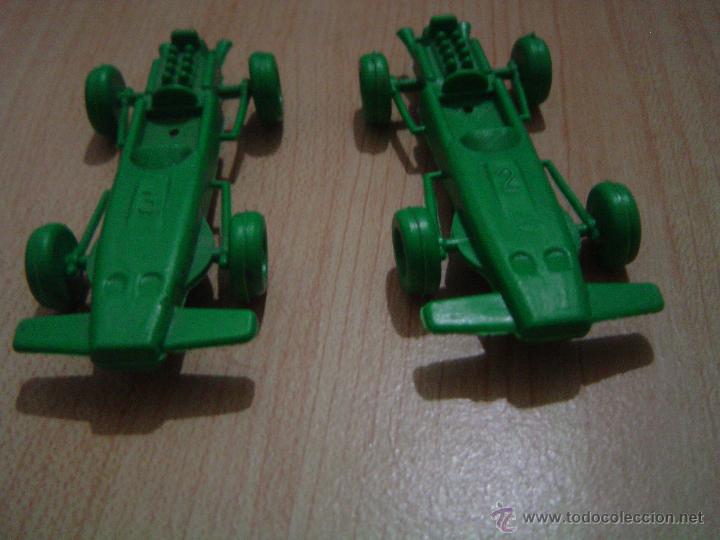 Figuras de goma y PVC: 2 COCHES DE PL&Aacute;STICO DE LOS A&Ntilde;OS 70. - Foto 3