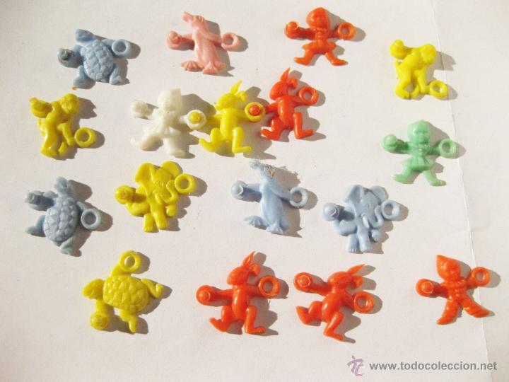 Figuras de goma y PVC: 17 PEQUE&Ntilde;AS FIGURAS DE PLASTICO DE ANIMALES Y PAYASOS PREMIUM O DE KIOSKO PARA UNIRLAS