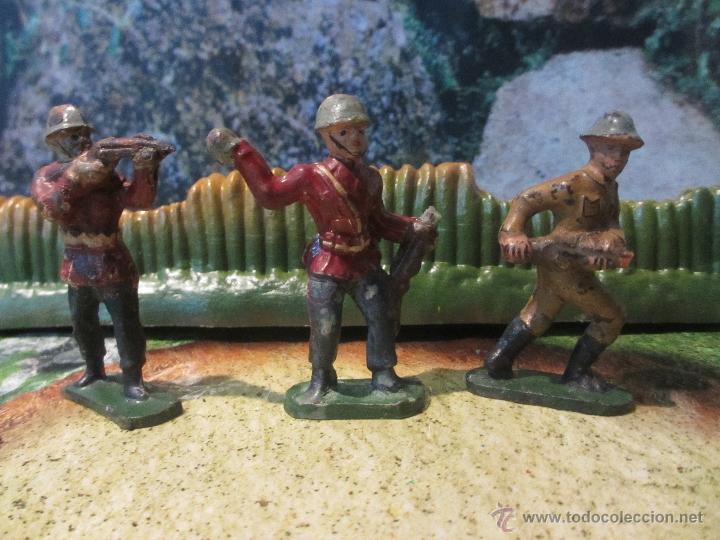 Figuras de goma y PVC: 3 figuras tipo militar en baquelita.1/32