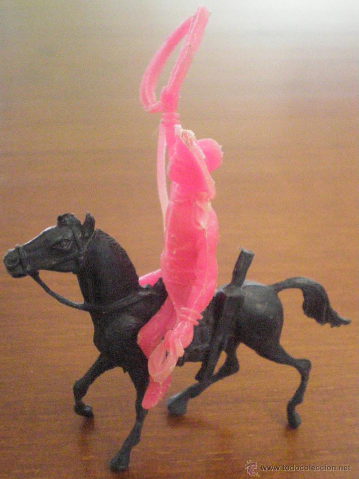 Figuras de goma y PVC: VAQUERO MONTADO A CABALLO. OESTE