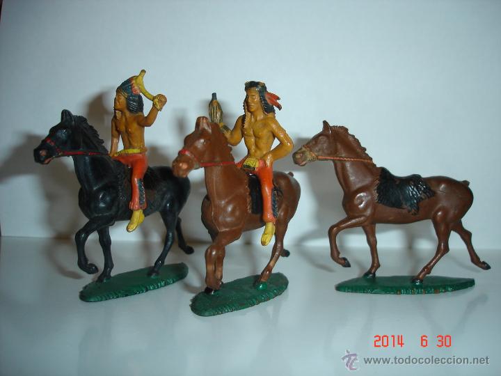 Figuras de goma y PVC: TRES CABALLOS Y DOS INDIOS STARLUX - Foto 1