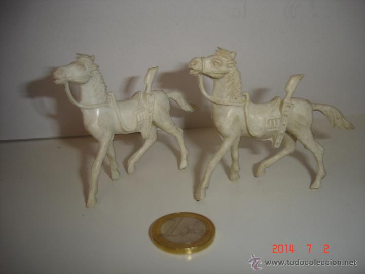 Figuras de goma y PVC: LOTE DE TRES CABALLOS COMANSI - Foto 1
