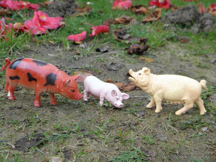 Figuras de goma y PVC: Lote tres figuras cerdos de entre 15 x 6 y 4 x 9 cent&iacute;metros