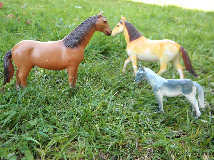 Figuras de goma y PVC: Lote tres figuras caballos de entre 14 x 16 y 7 x 9 cent&iacute;metros