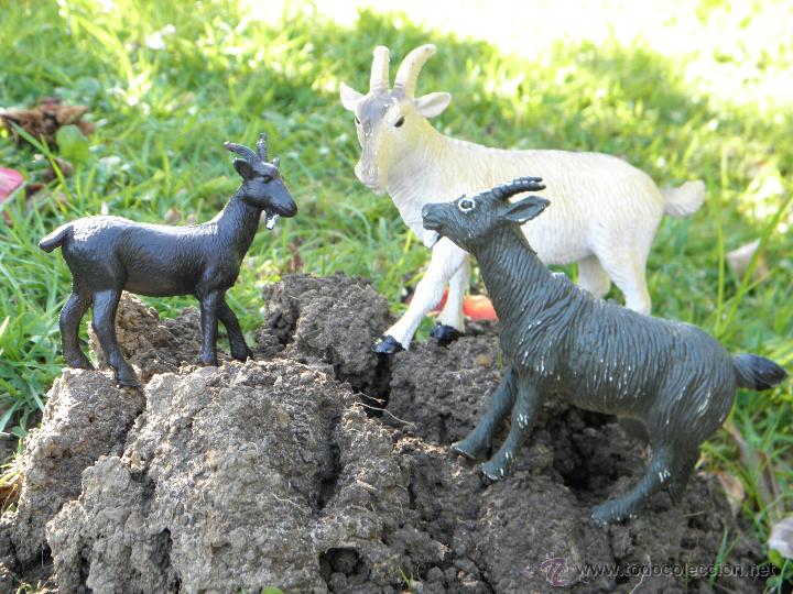 Figuras de goma y PVC: Lote tres figuras familia de cabras de entre 10 x 12 y 8 x 8 cent&iacute;metros