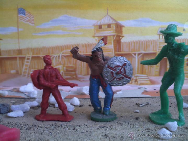 Figuras de goma y PVC: vaqueros y indio pipero - Foto 1
