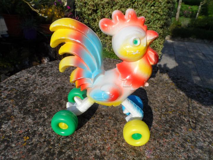 Figuras de goma y PVC: juguete plastico vintage gallina sobre ruedas de los a&ntilde;os 70 en perfecto estado