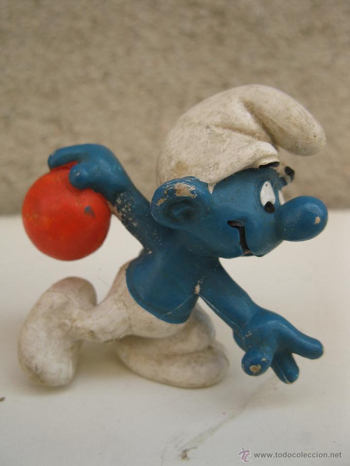 Figuras de Goma y PVC: PITUFO JUGANDO A BALONCESTO - FIGURA DE PVC - PEYO.