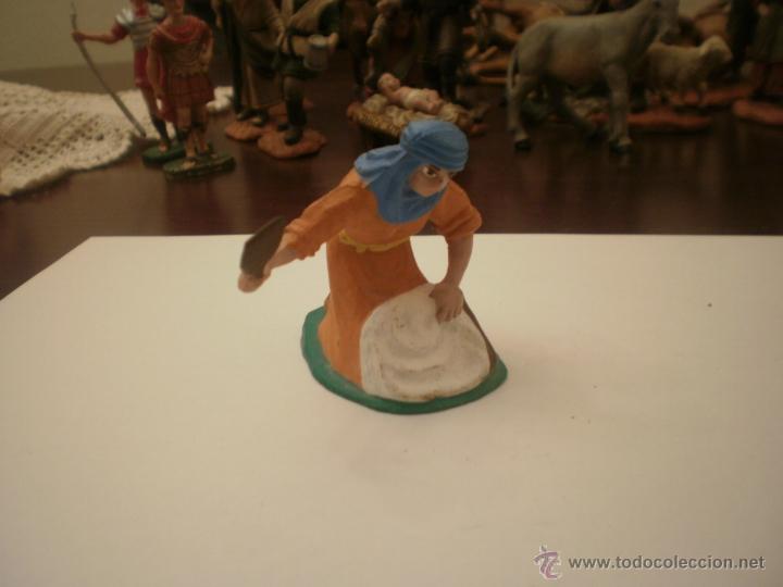 Figuras de Borracha e PVC: FIGURA PARA BELEN O NACIMIENTO DE NAVIDAD OLIVER A&Ntilde;OS 80 MADE IN SPAIN VINTAGE LAVANDERA