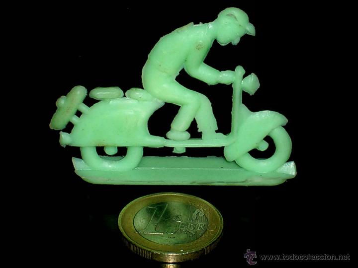 Figuras de Goma y PVC: Peque&ntilde;a Vespa fabricada en pl&aacute;stico, original a&ntilde;os 60.