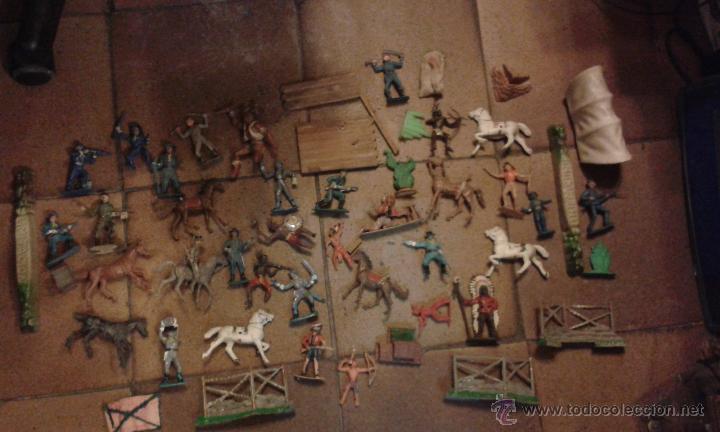 Figuras de goma y PVC: GRAN LOTE DE FIGURAS INDIOS Y VAQUEROS MERTEN, ELASTOLIN - Foto 1