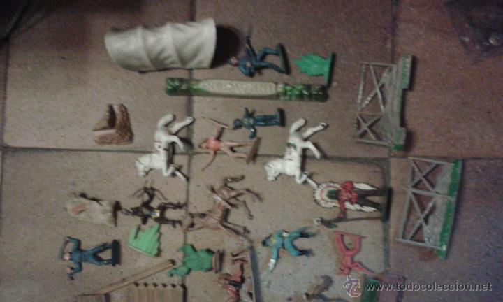 Figuras de goma y PVC: GRAN LOTE DE FIGURAS INDIOS Y VAQUEROS MERTEN, ELASTOLIN - Foto 2