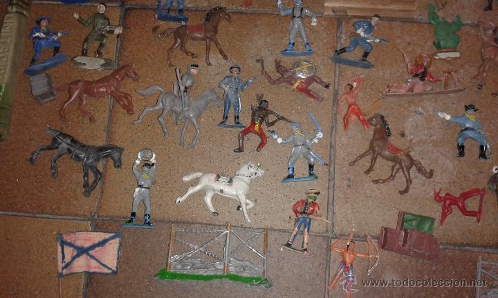 Figuras de goma y PVC: GRAN LOTE DE FIGURAS INDIOS Y VAQUEROS MERTEN, ELASTOLIN - Foto 5