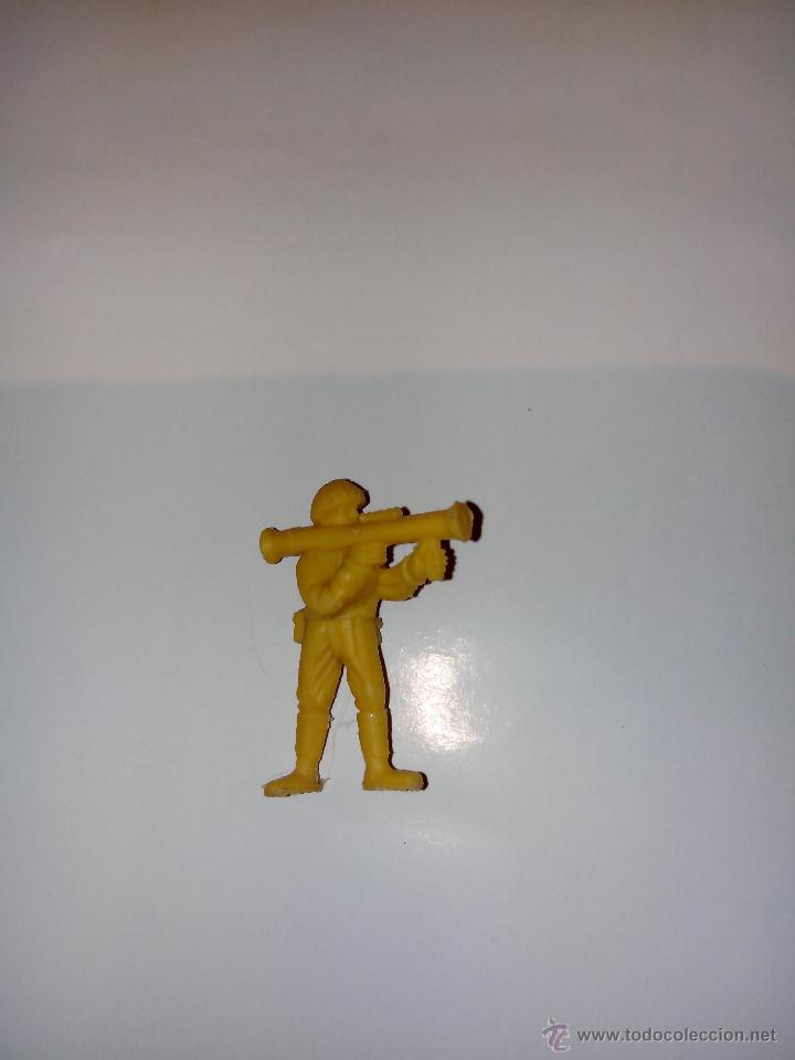 Figuras de goma y PVC: soldado con bazoka dunkin - Foto 1