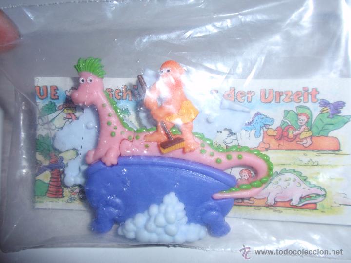 Figuras de Goma Kinder: Figurita Huevo Kinder Ferrero HOMBRE CAVERNAS LAVANDO DINOSAURIO