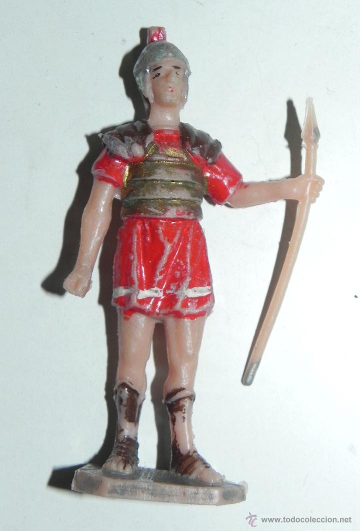 Figuras de goma y PVC: FIGURA DE ROMANO REALIZADA EN PLASTICO, MIDE 8,2 CMS. - Foto 1