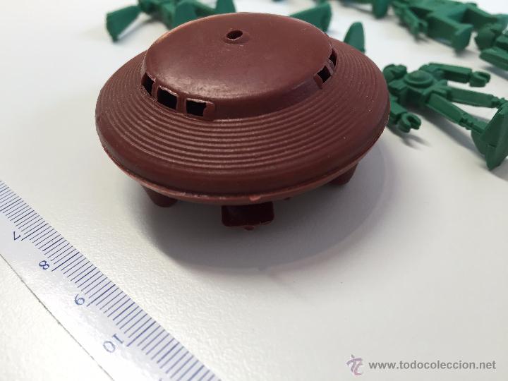 Figuras de goma y PVC: LOTE DE 8 ANTIGUOS ROBOTS DE PLASTICO - Foto 2