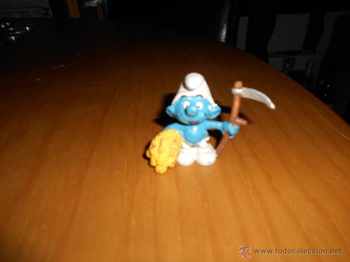 Figuras de Goma y PVC: FIGURA PVC - PITUFO / PITUfOS - GRANJERO CON MAIZ Y GUADA&Ntilde;A - PEYO A&Ntilde;OS 80 MUY RARO