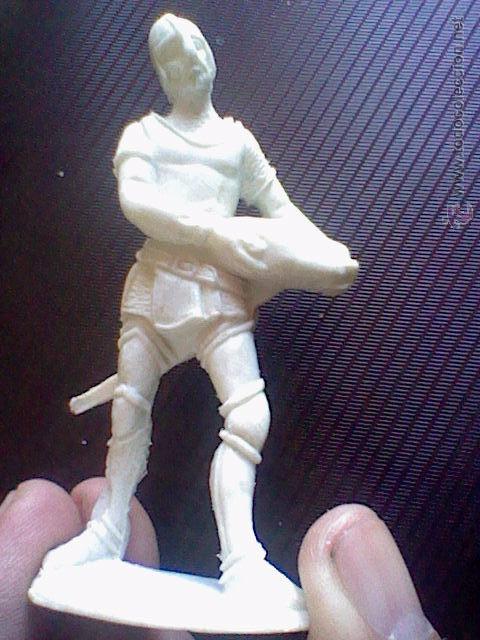 Figuras de Goma y PVC: soldado plastico edad media constructor con piedra raro 9 cms .*c6