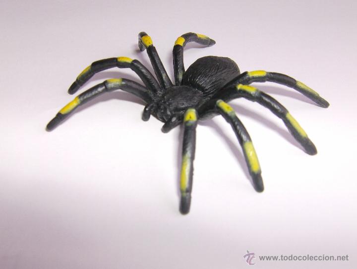 Figuras de goma y PVC: ARA&Ntilde;A DE CUERPO NEGRO CON PATAS NEGRAS Y AMARILLAS. GOMA DURA. 7 CM