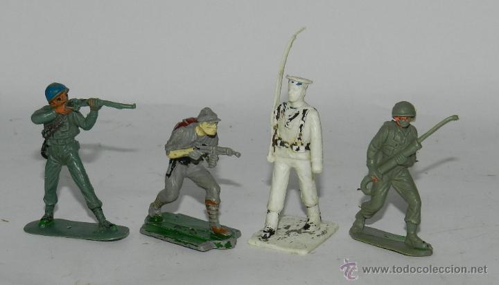 Figuras de Goma y PVC: 4 FIGURAS DE PLASTICO DE DISTINTOS EJERCITOS, TAL Y COMO SE VEN EN LAS FOTOGRAFIAS PUESTAS.