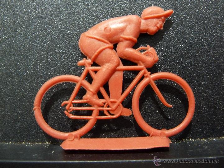 Figuras de goma y PVC: ANTIGUO CICLISTA DE PLASTICO - Foto 2