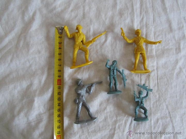 Figuras de goma y PVC: 5 soldaditos de pl&aacute;stico - Foto 2