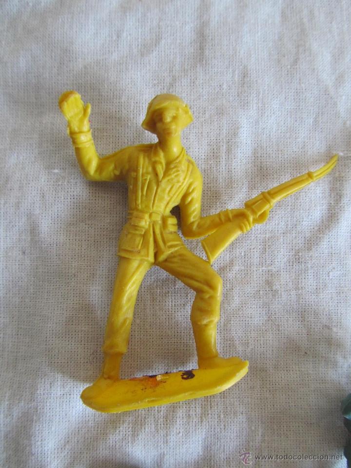 Figuras de goma y PVC: 5 soldaditos de pl&aacute;stico - Foto 3