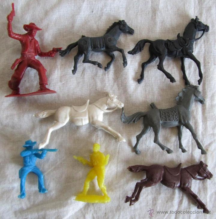 Figuras de goma y PVC: 5 caballos + 3 vaqueros pl&aacute;stico - Foto 1