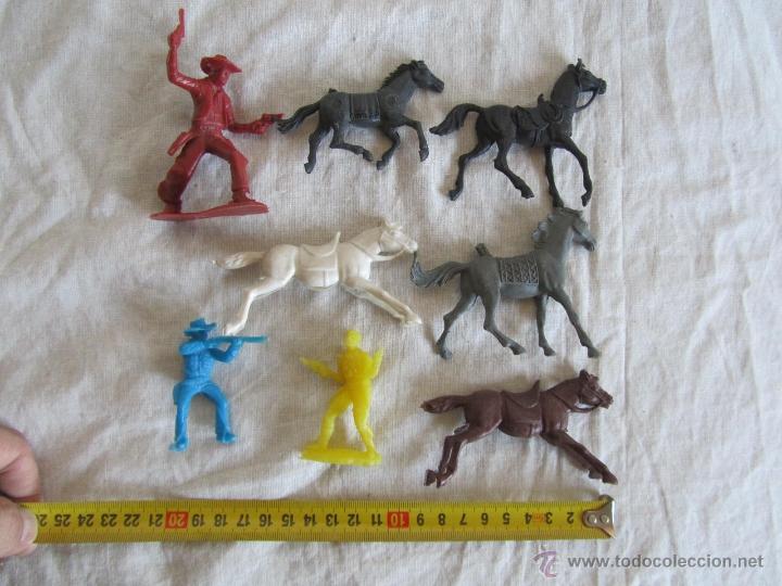 Figuras de goma y PVC: 5 caballos + 3 vaqueros pl&aacute;stico - Foto 2