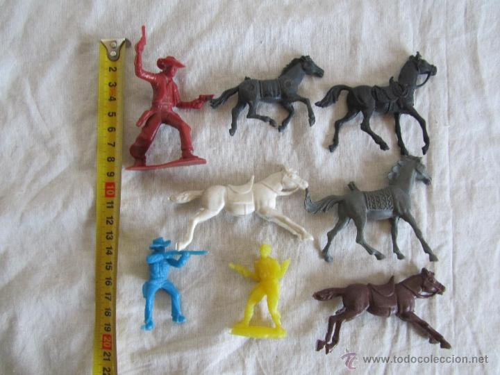 Figuras de goma y PVC: 5 caballos + 3 vaqueros pl&aacute;stico - Foto 3