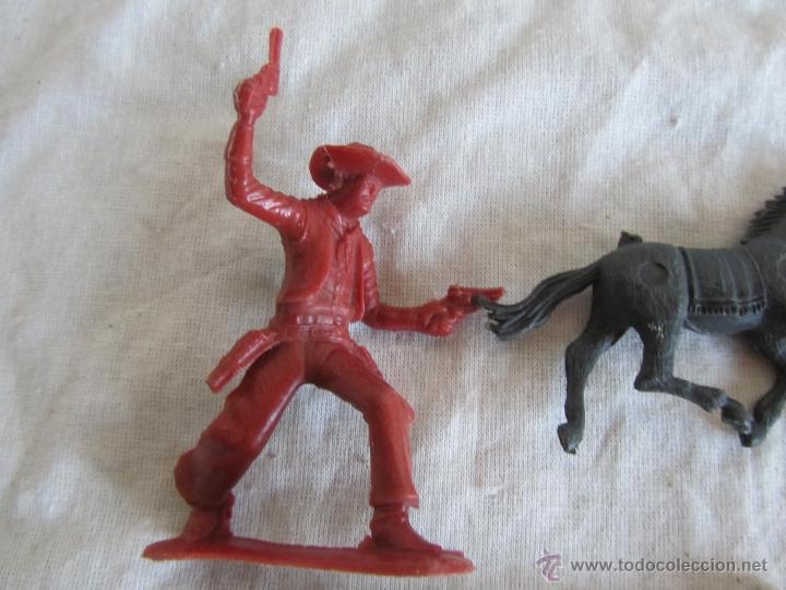 Figuras de goma y PVC: 5 caballos + 3 vaqueros pl&aacute;stico - Foto 4