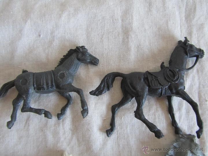 Figuras de goma y PVC: 5 caballos + 3 vaqueros pl&aacute;stico - Foto 5