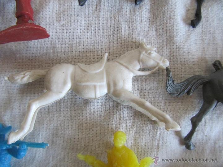 Figuras de goma y PVC: 5 caballos + 3 vaqueros pl&aacute;stico - Foto 6