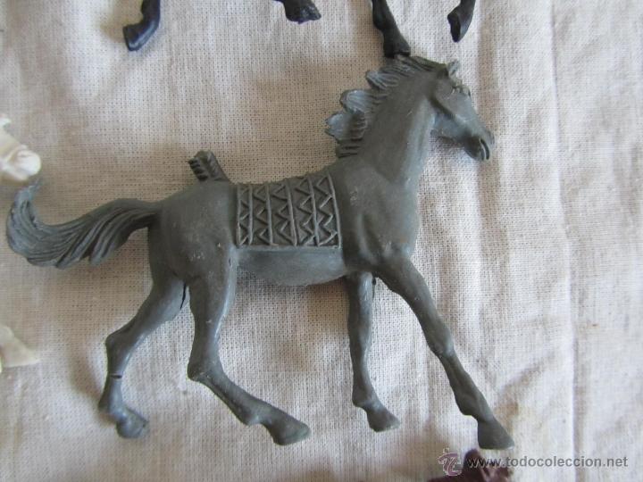 Figuras de goma y PVC: 5 caballos + 3 vaqueros pl&aacute;stico - Foto 7