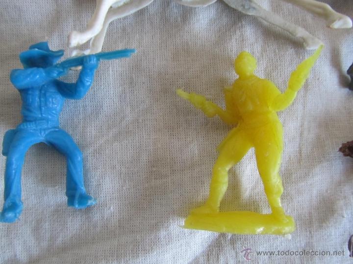 Figuras de goma y PVC: 5 caballos + 3 vaqueros pl&aacute;stico - Foto 8