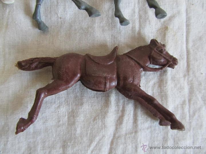 Figuras de goma y PVC: 5 caballos + 3 vaqueros pl&aacute;stico - Foto 9