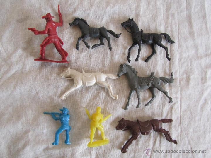 Figuras de goma y PVC: 5 caballos + 3 vaqueros pl&aacute;stico - Foto 10