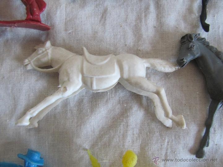 Figuras de goma y PVC: 5 caballos + 3 vaqueros pl&aacute;stico - Foto 13