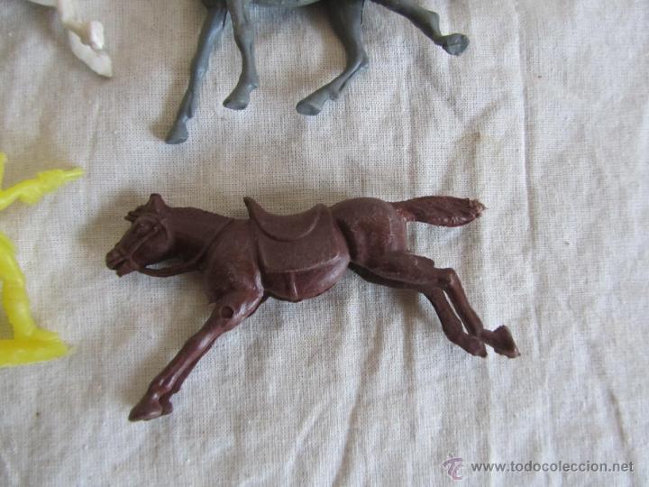 Figuras de goma y PVC: 5 caballos + 3 vaqueros pl&aacute;stico - Foto 15