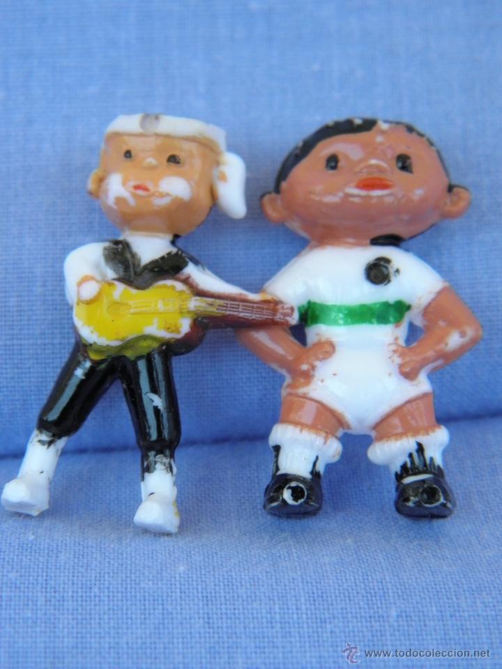 Figuras de Borracha e PVC: Lote dos miniaturas mu&ntilde;ecos antiguos, futbolista Tip y Tap Mundial 74 y Baturro de 3 cm